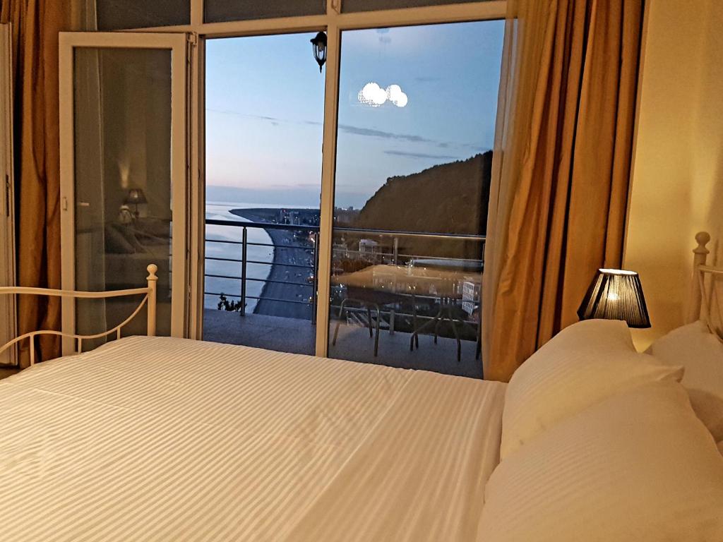 Postel nebo postele na pokoji v ubytování Calypso Kvariati Inn