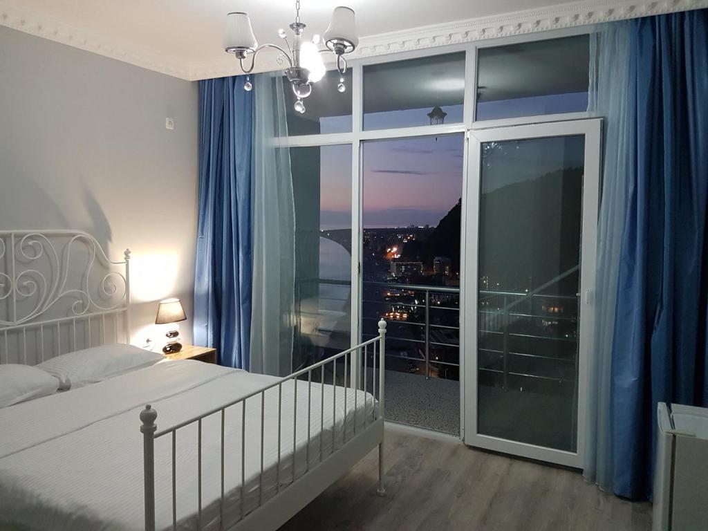 Postel nebo postele na pokoji v ubytování Calypso Kvariati Inn