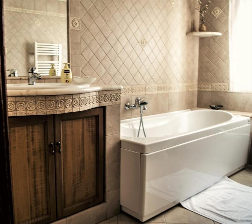 Un baño con bañera, lavabo y bañera. en Il Tuo Letto Sullo Stretto, en Reggio Calabria
