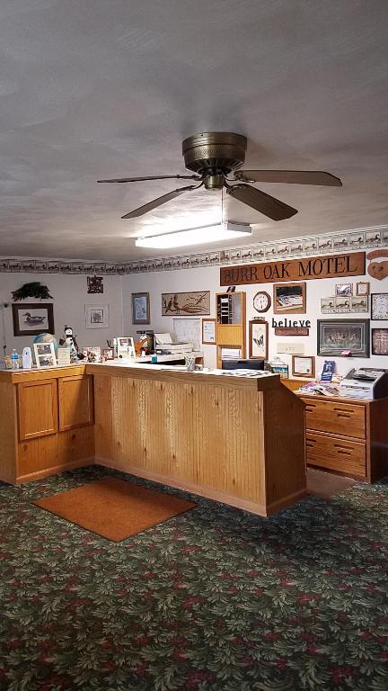 an office with a wooden counter with a fan at Burr Oak Motel in Algona
