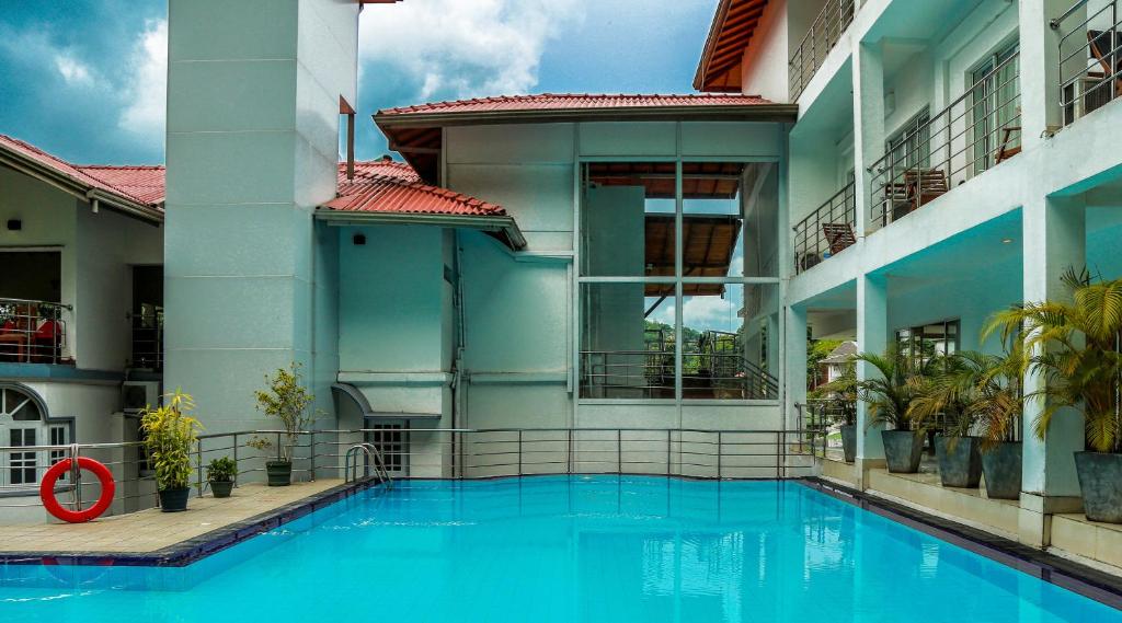 Bazén v ubytování Senani Hotel nebo v jeho okolí