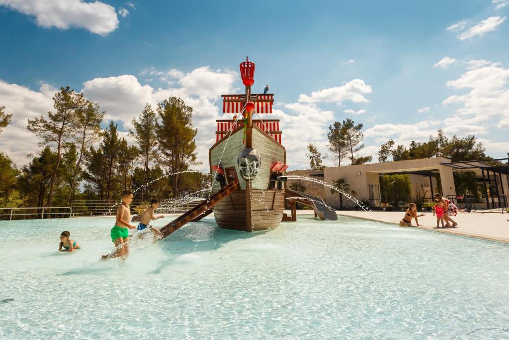 eine Gruppe von Kindern, die in einem Wasserpark spielen in der Unterkunft Mobile Homes Camping Santa Marina, Lanterna in Poreč