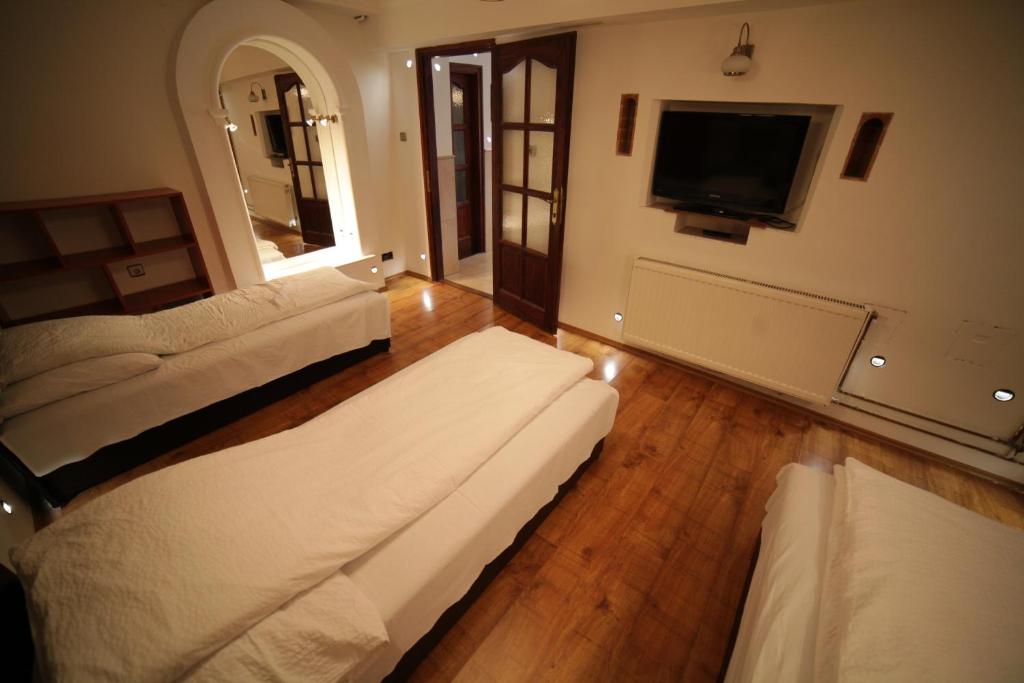 Łóżko lub łóżka w pokoju w obiekcie Eged Vendégház