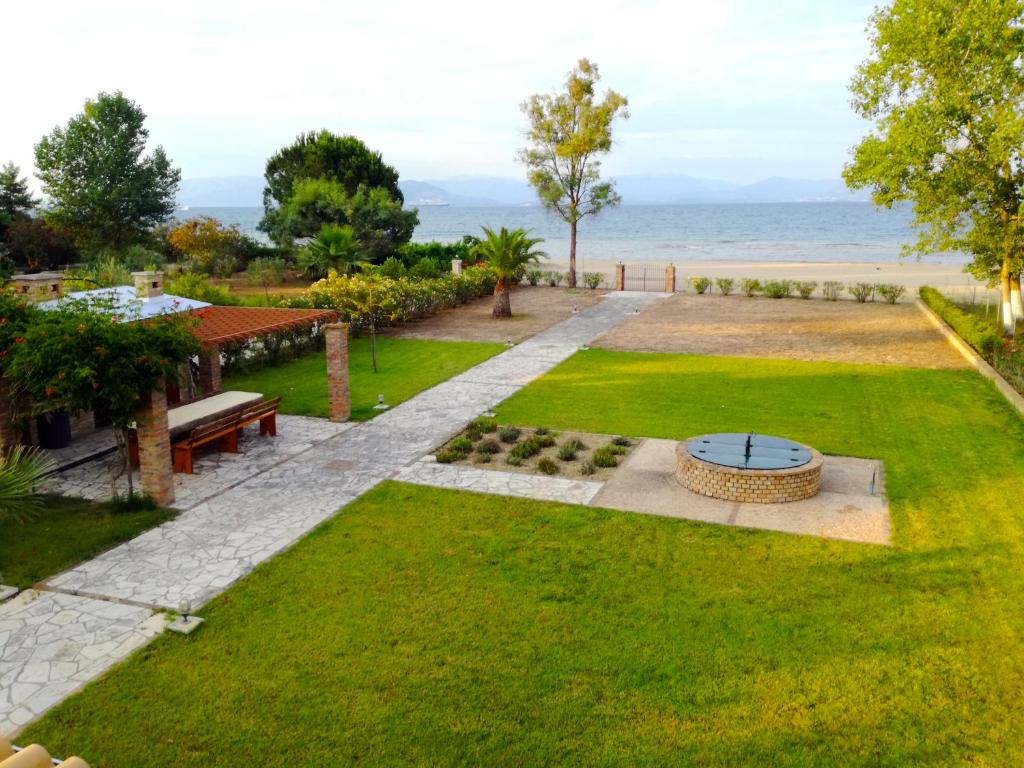 レフキンミにあるAntonia Beachfront Villaの海を背景にベンチ付き公園
