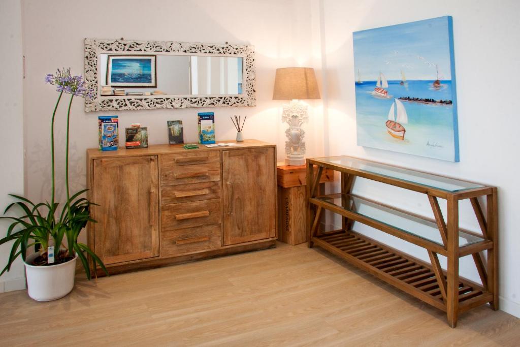 サン・ベネデット・デル・トロントにあるResidence Sunriseの木製のキャビネットとデスクが備わる客室です。