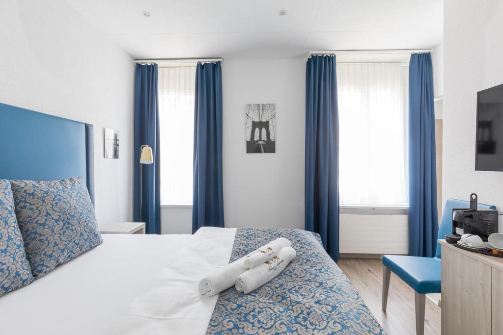 
Deluxe Single Studio
