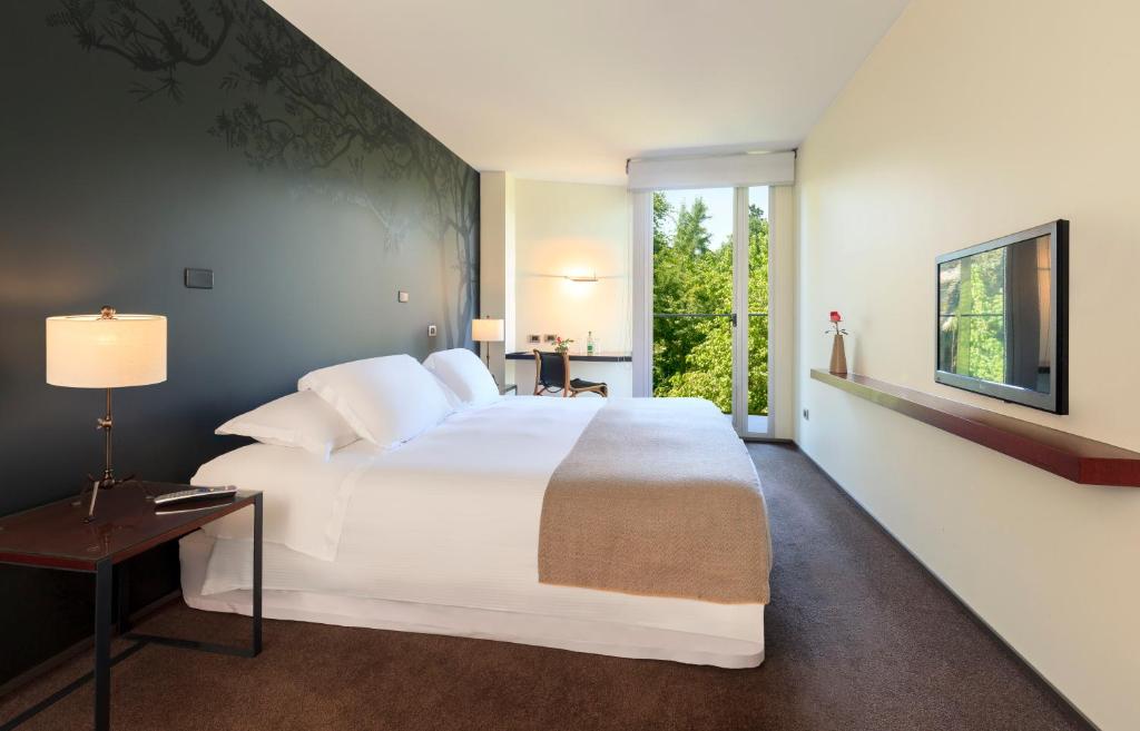 ein Schlafzimmer mit einem großen weißen Bett und einem Fenster in der Unterkunft Hotel Ismael in Santiago