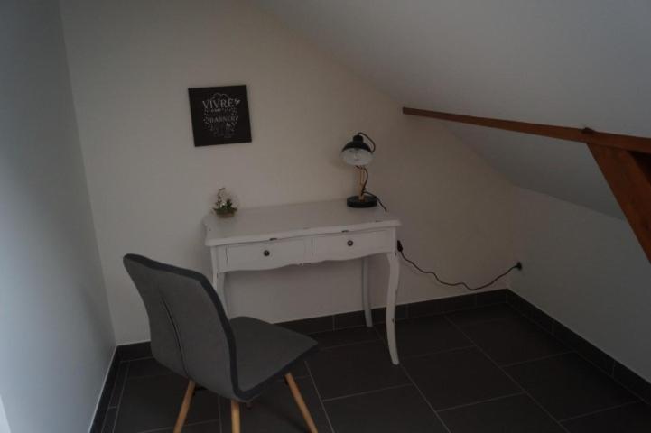 HazelbourgにあるLe Valsbergのデスク、椅子、ランプが備わる客室です。