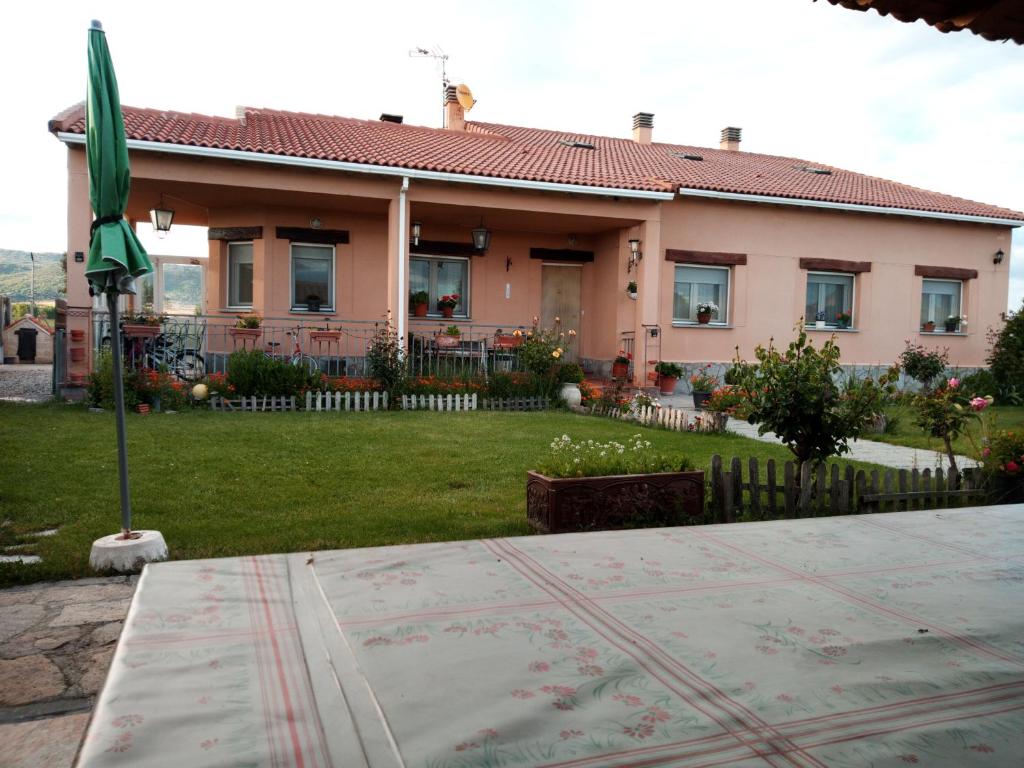 une maison avec un jardin et un drapeau devant elle dans l'établissement Los Campos, à Padiernos