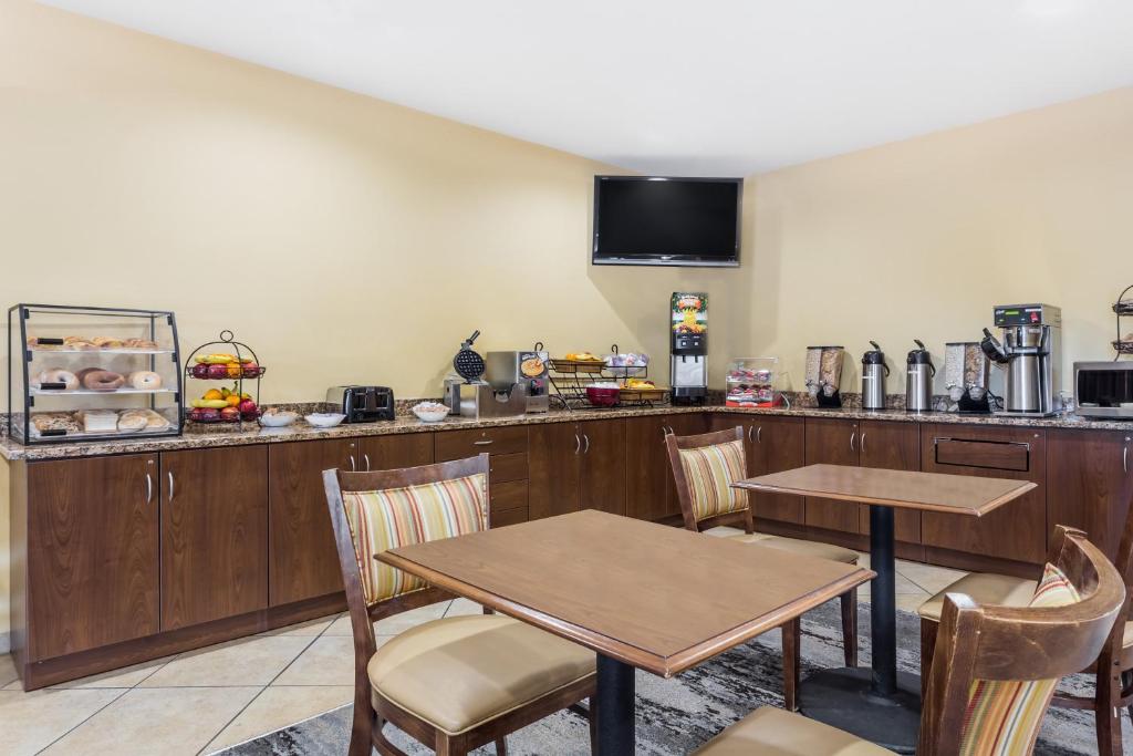 Kuchyň nebo kuchyňský kout v ubytování Microtel Inn and Suites by Wyndham Anderson SC