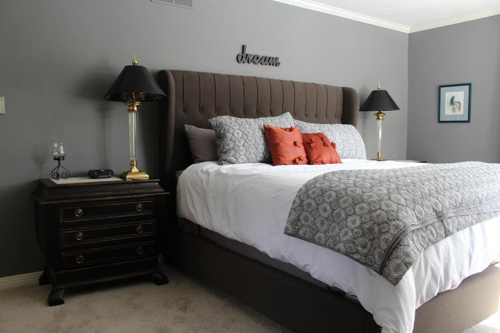 um quarto com uma cama grande e almofadas vermelhas em Tailwinds B&B em Erin