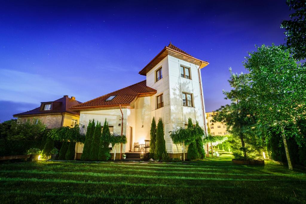 una casa grande con una torre en el césped en Willa Vela, en Władysławowo