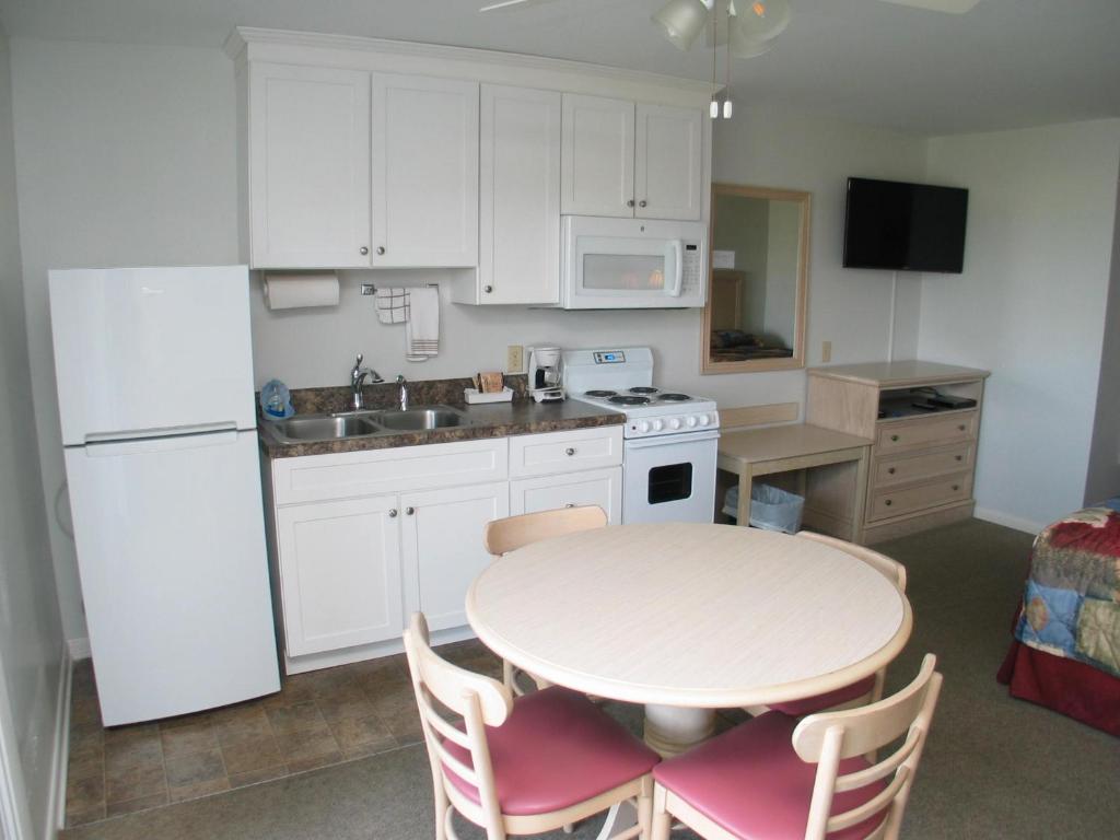 Beach House Inn Suites