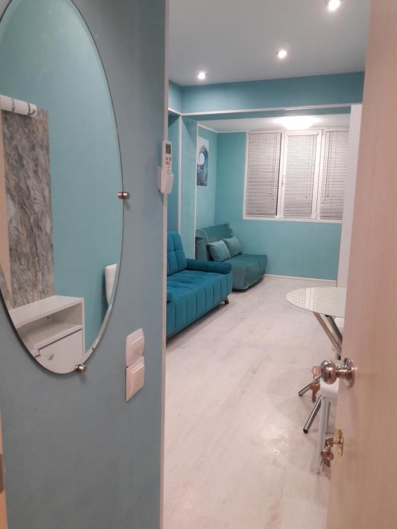 アドレルにあるElite House Sochi 3のリビングルーム(青いソファ、鏡付)