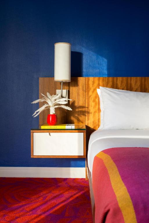 Shoreline Hotel Waikiki - One Queen Bed
