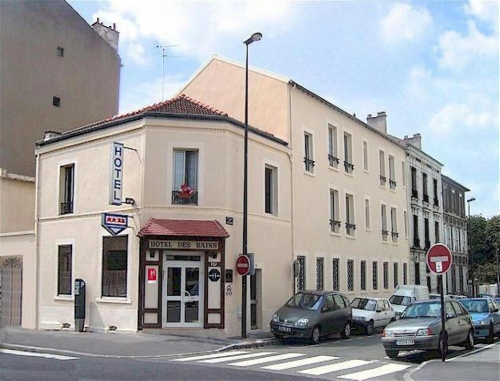 un bâtiment dans une rue avec des voitures garées devant elle dans l'établissement Hotel des Bains, à Maisons-Alfort
