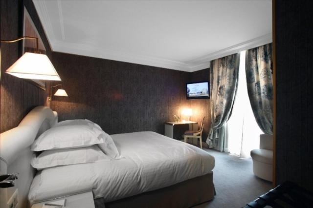 Postel nebo postele na pokoji v ubytování Hôtel Princesse Flore
