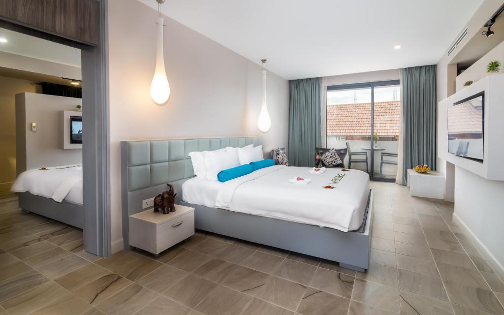 Postel nebo postele na pokoji v ubytování Damrei Angkor Hotel
