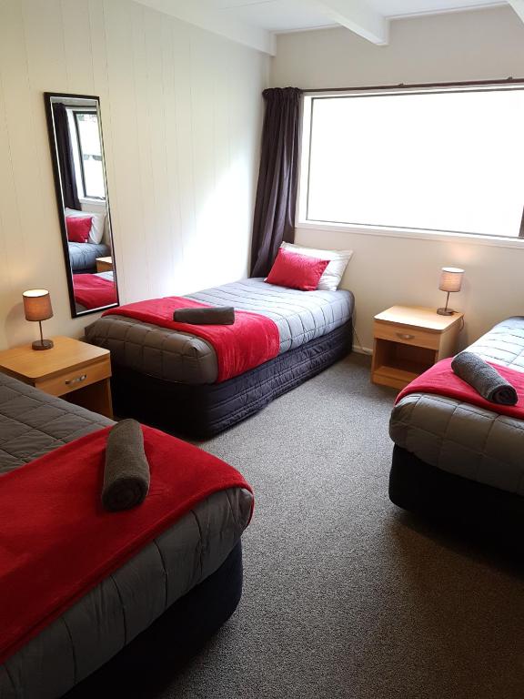 Letto o letti in una camera di Mt Aspiring Holiday Park