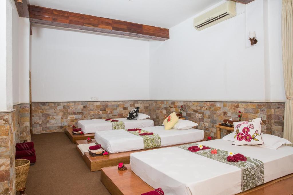 Postel nebo postele na pokoji v ubytování KMA SHWE PYI BAGO Resort