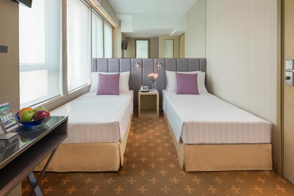 Un pat sau paturi într-o cameră la Silka Far East Hotel