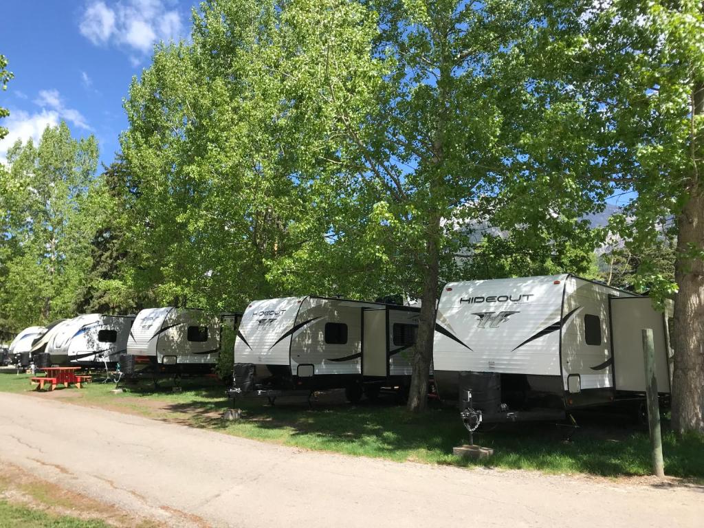 Rundle Mountain RV Park - отзывы и видео