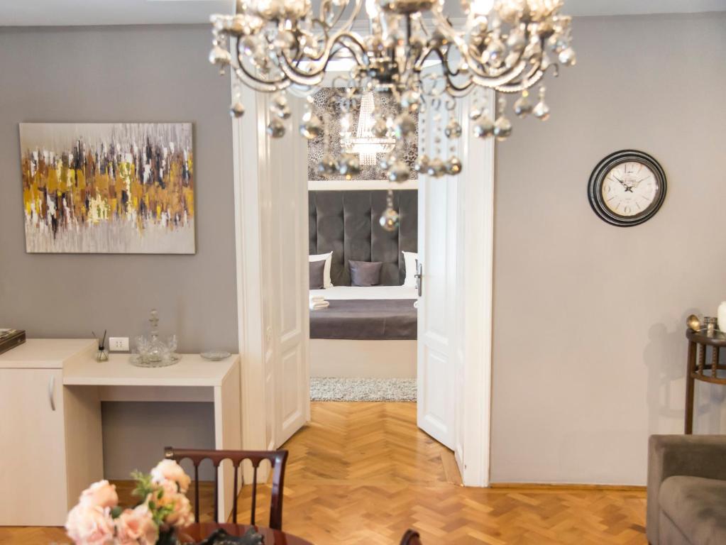 ein Wohnzimmer mit einem Kronleuchter und ein Esszimmer in der Unterkunft Weidner Apartments in Sibiu