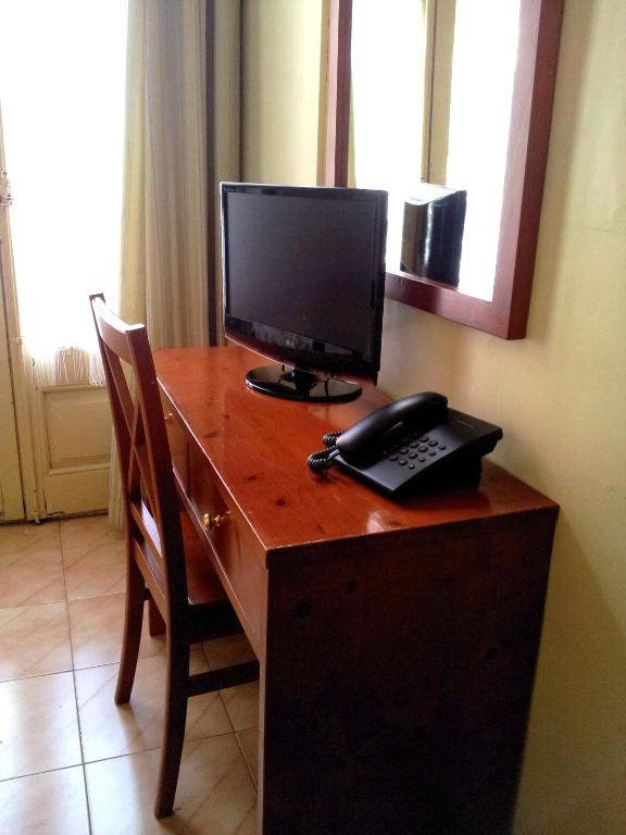 TV a/nebo společenská místnost v ubytování Hotel Toledano Ramblas