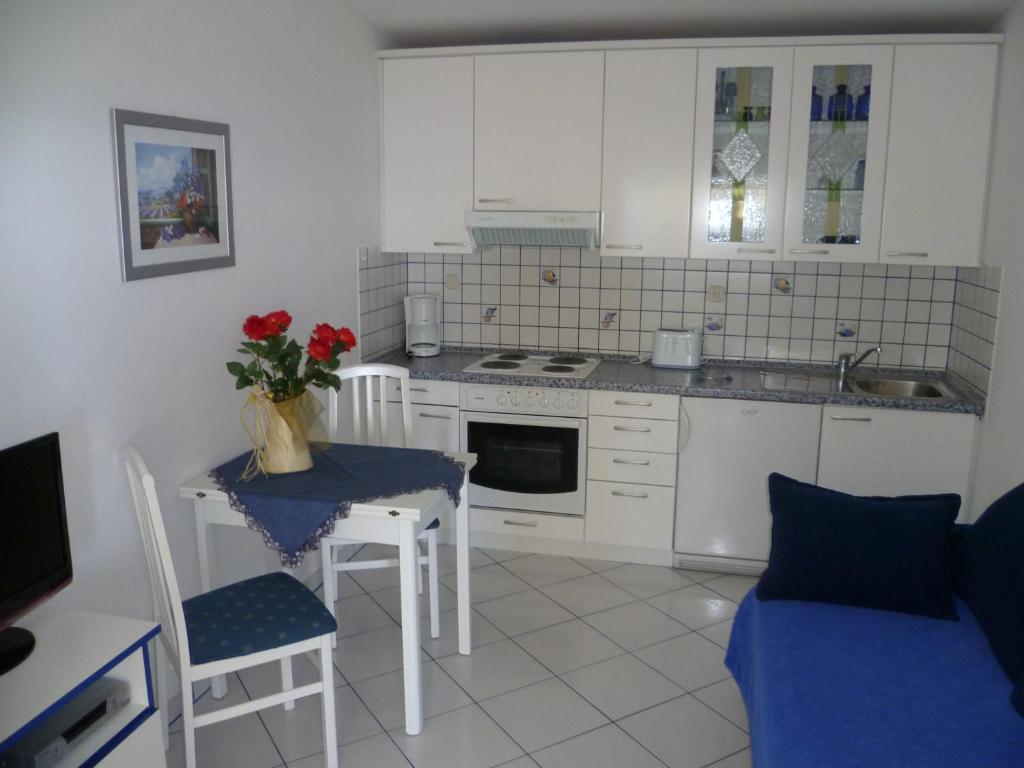 A kitchen or kitchenette at Apartments Mija