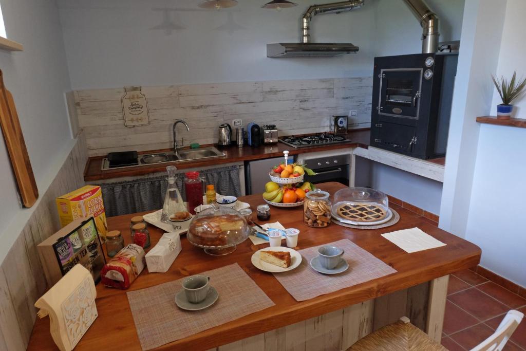 uma cozinha com uma mesa com comida em L'Orto sul Poggio em Sutri