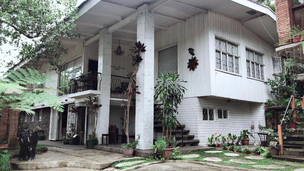 a white house with plants on the side of it at La Casa Bianca in Baguio