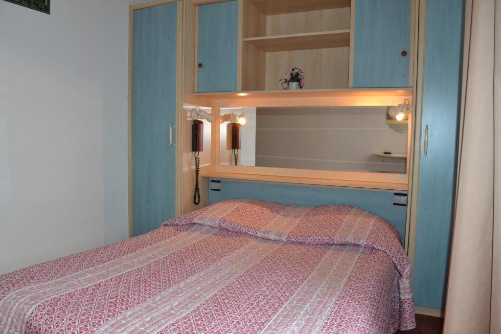 Postel nebo postele na pokoji v ubytování Lud'Hôtel