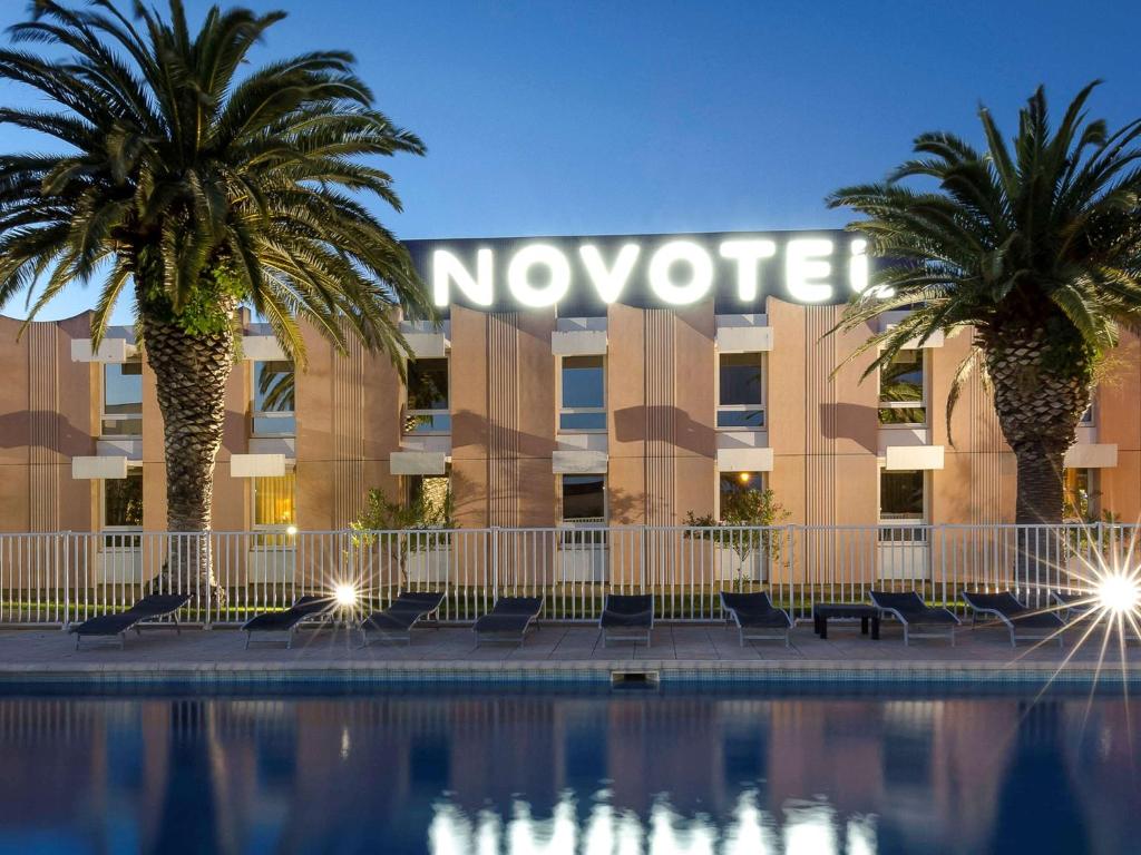Bazén v ubytování Novotel Perpignan Nord Rivesaltes nebo v jeho okolí