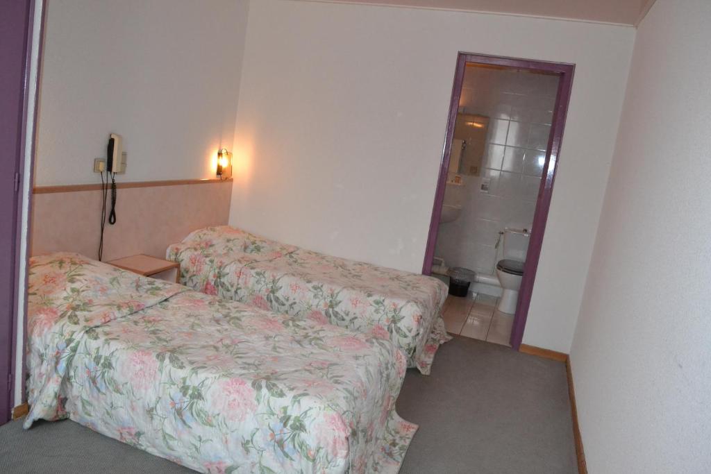 Postel nebo postele na pokoji v ubytování Lud'Hôtel