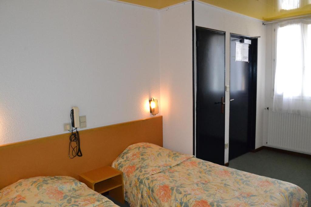 Postel nebo postele na pokoji v ubytování Lud'Hôtel