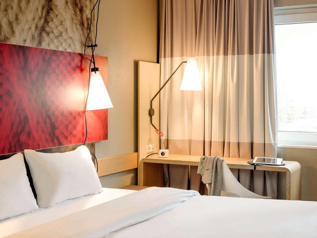Postel nebo postele na pokoji v ubytování ibis Hotel München Messe