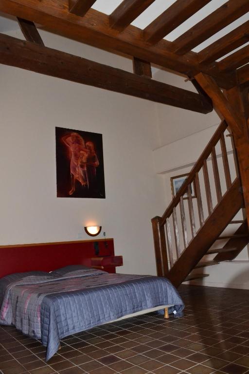 Postel nebo postele na pokoji v ubytování Lud'Hôtel