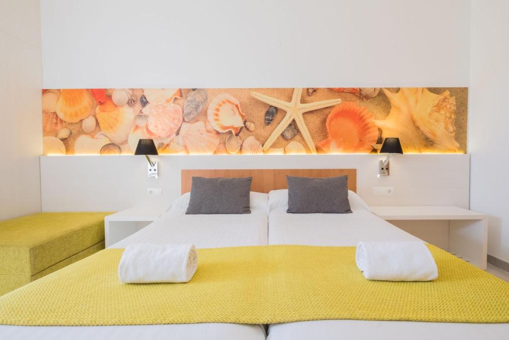 Postel nebo postele na pokoji v ubytování azuLine Hotel Pacific