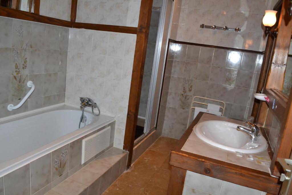 Koupelna v ubytování Lud'Hôtel