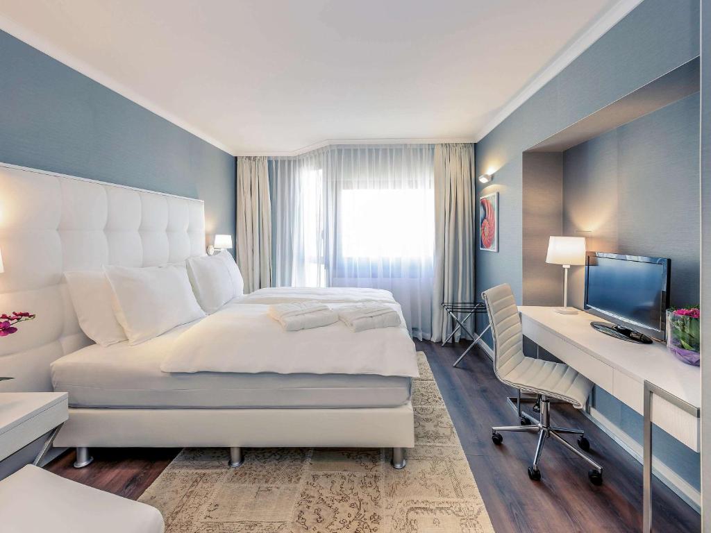 TV a/nebo společenská místnost v ubytování Mercure Hotel Raphael Wien