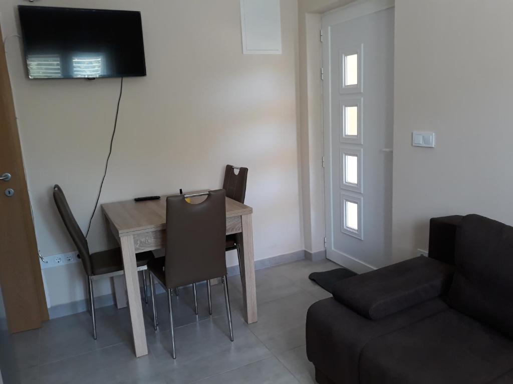 Televízia a/alebo spoločenská miestnosť v ubytovaní Apartments Juliet