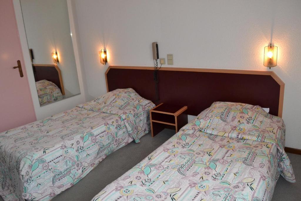 Postel nebo postele na pokoji v ubytování Lud'Hôtel