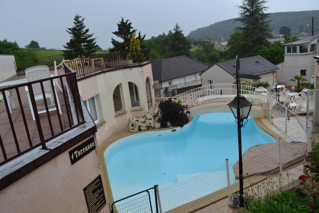 Bazén v ubytování Lud'Hôtel nebo v jeho okolí