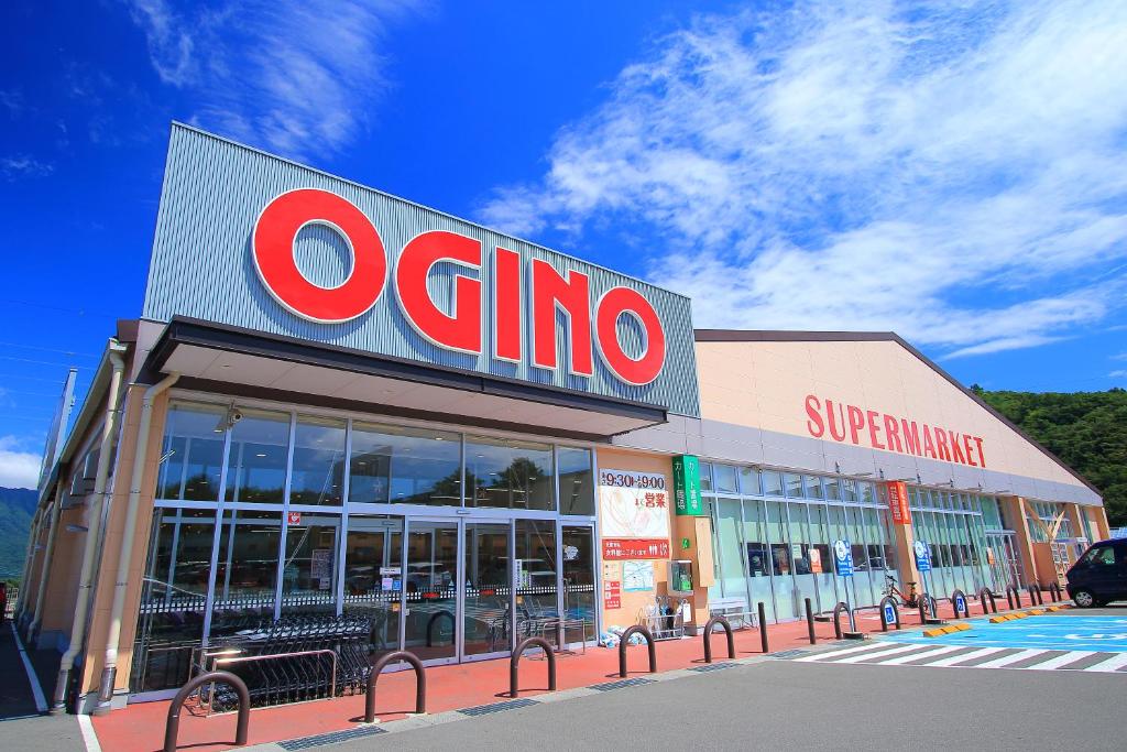 Supermarket nebo jiné obchody v  hotelu nebo okolí