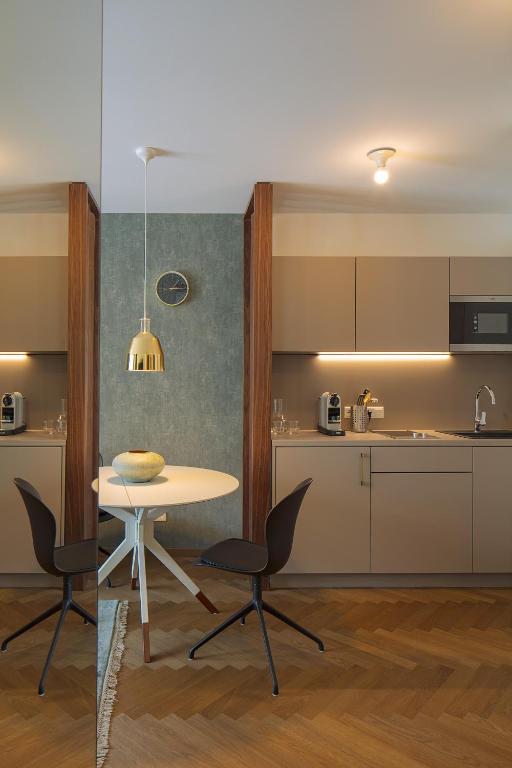 Kuchyň nebo kuchyňský kout v ubytování DD Suites Serviced Apartments