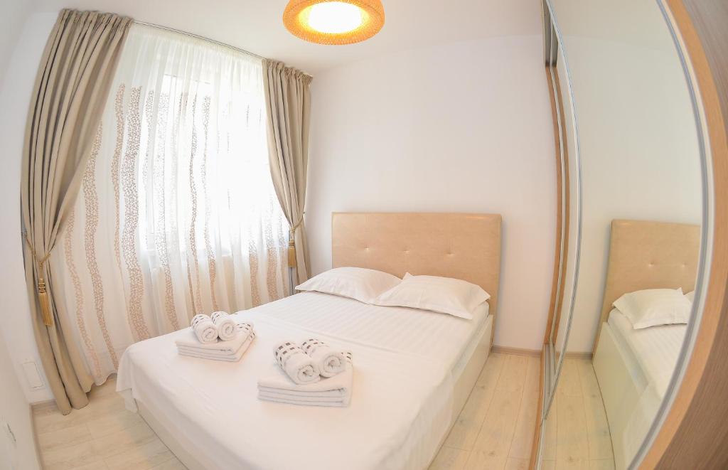 - une chambre avec un lit et 2 serviettes dans l'établissement University Square Apartments, à Bucarest