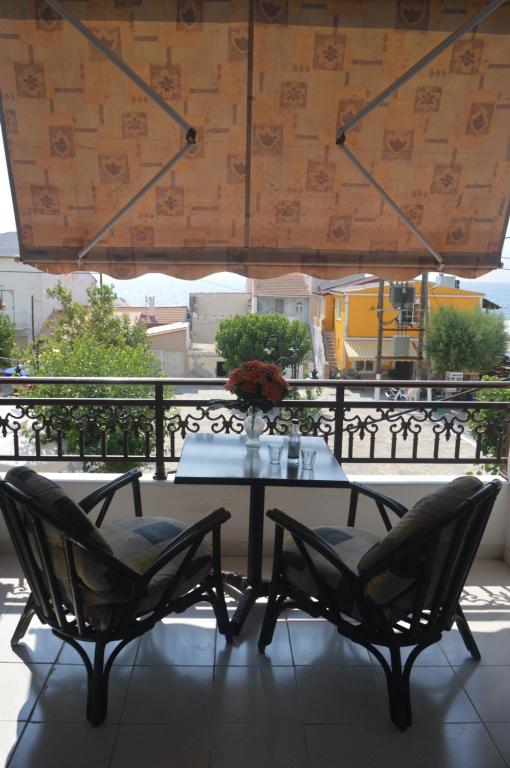 uma mesa e 2 cadeiras numa varanda com vista em Friendly Studios em Iraion