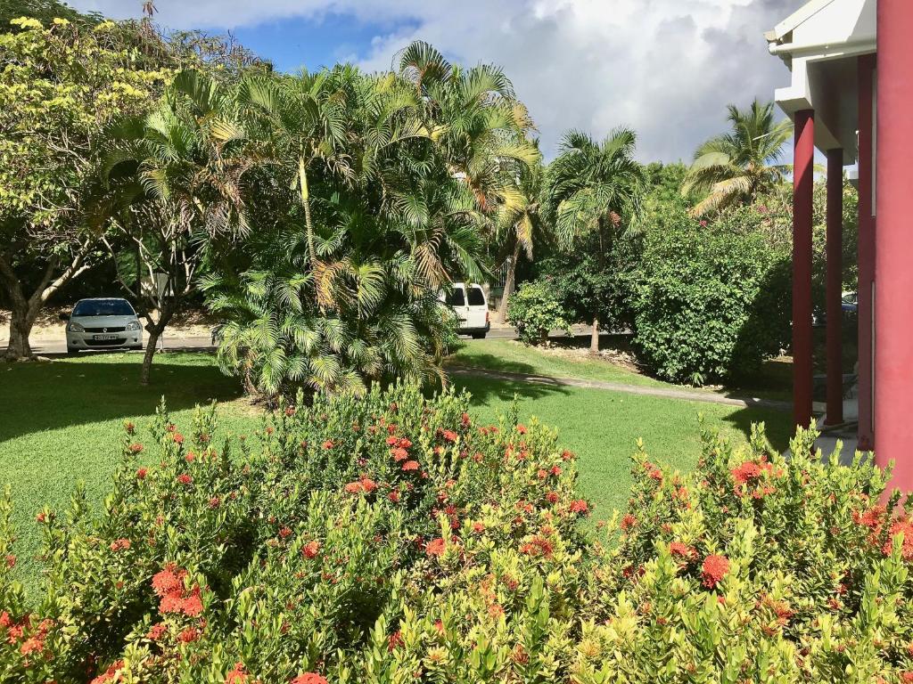 Zahrada ubytování Résidence Le Vallon Guadeloupe Parc Piscine Appartements & Studios & Services hôteliers à la carte