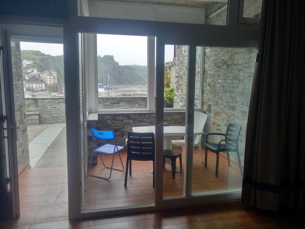 a dining room with a table and chairs at Apartamentos turísticos Vistademar in Luarca