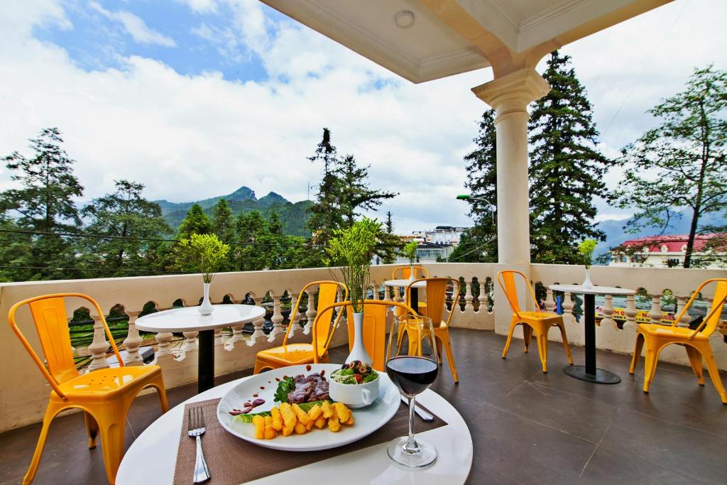 - une table avec une assiette de nourriture sur la terrasse dans l'établissement Lacasa Sapa Hotel, à Sa Pa
